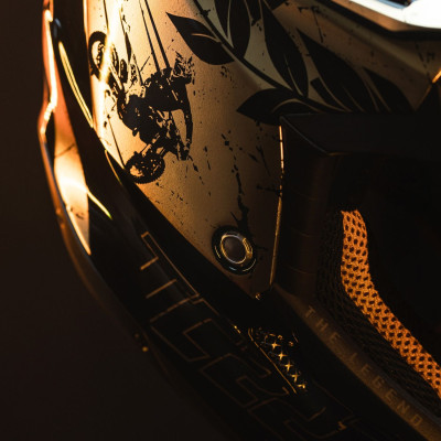 přilba AVIATOR 3.0 "TC 222 THE LEGEND" AIROH (černá/zlatá) 2025