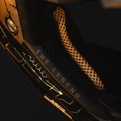 přilba AVIATOR 3.0 "TC 222 THE LEGEND" AIROH (černá/zlatá) 2025