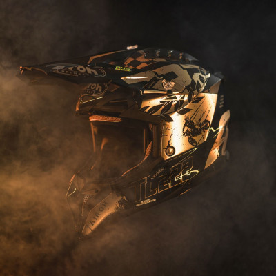 přilba AVIATOR 3.0 "TC 222 THE LEGEND" AIROH (černá/zlatá) 2025